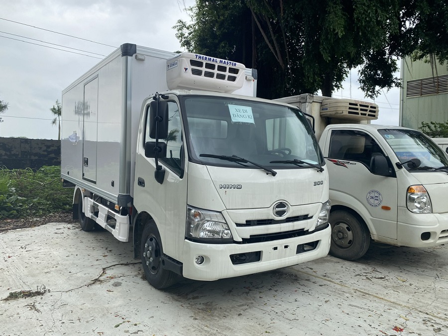 GIÁ Ô TÔ TẢI HINO 2,5 TẤN ĐÔNG LẠNH CHỞ GÀ CON