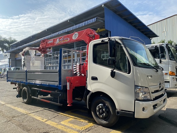 GIÁ XE TẢI HINO XZU730 5 TẤN GẮN CẨU UNIC 3 TẤN 6 ĐỐT CÓ RỔ NÂNG NGƯỜI LÀM VIỆC TRÊN CAO