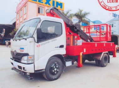 Xe nâng người làm việc trên Cao Hino XZU650