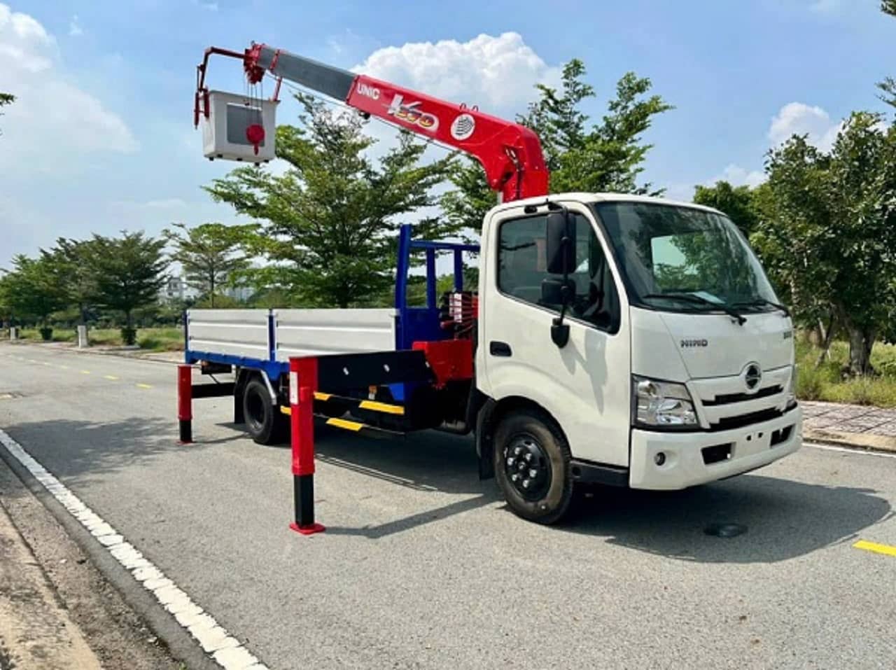 GIÁ XE TẢI HINO 3,5 TẤN XZU720 GẮN CẨU UNIC 3 TẤN CÓ GIỎ NÂNG