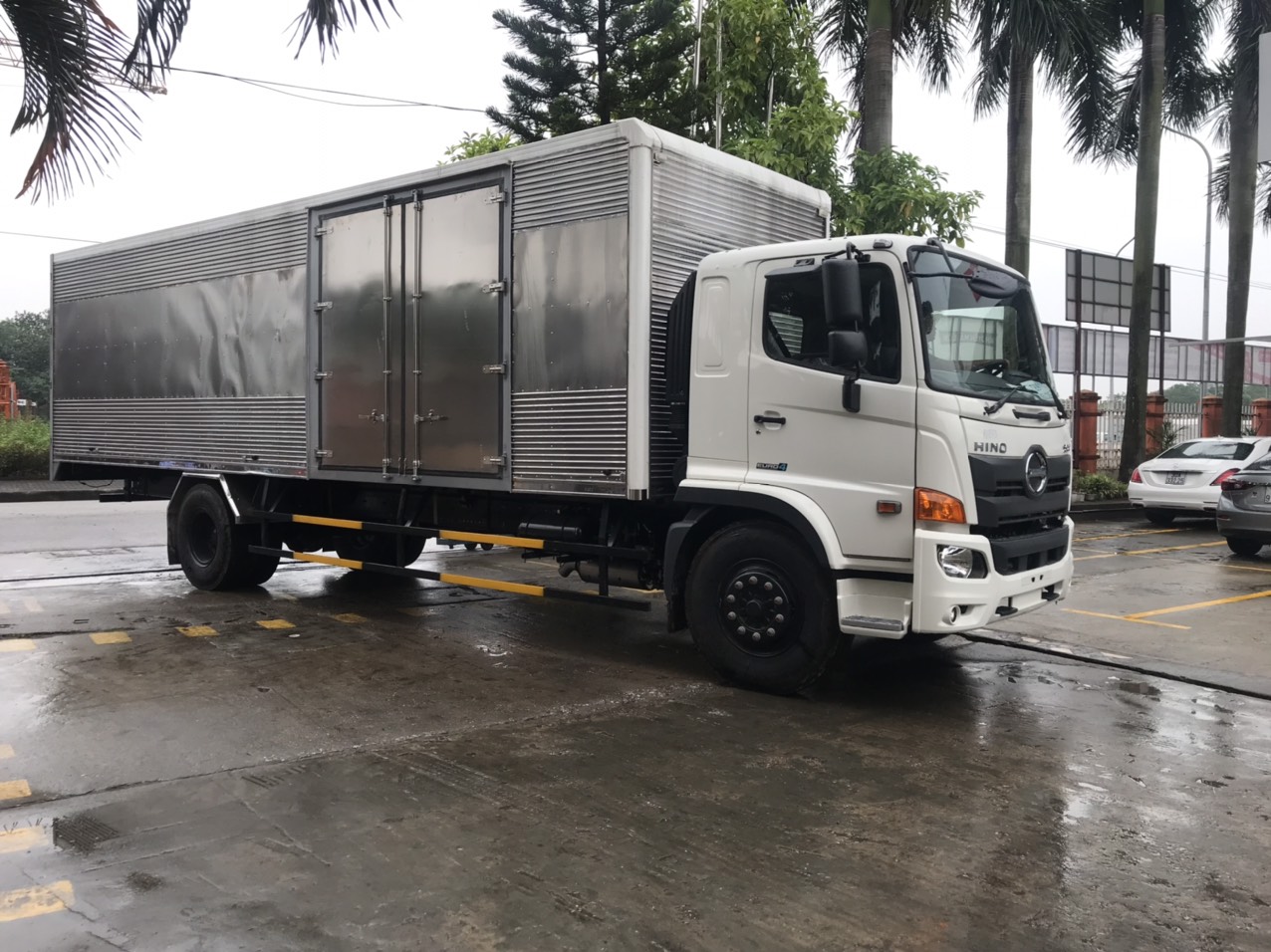 XE TẢI HINO 8 TẤN FG8JT7A THÙNG KÍN DÀI 8,9M