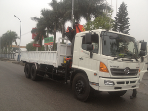 Xe tải Hino FL 3 chân gắn cẩu gấp FALFINGER