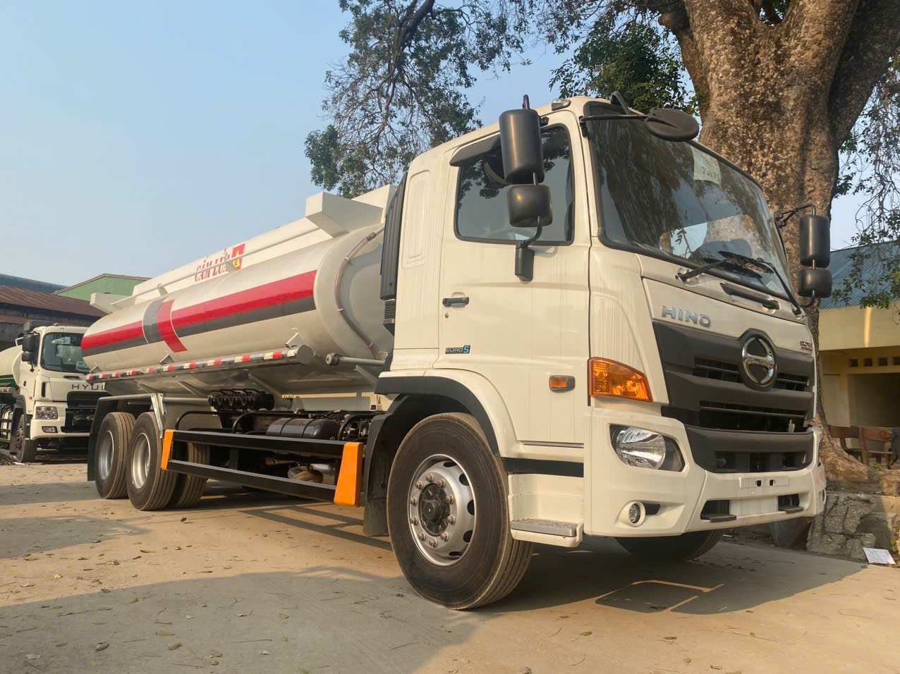 XE TẢI HINO BỒN TÉC CHỞ XĂNG DẦU THÔNG SỐ VÀ GIÁ BÁN