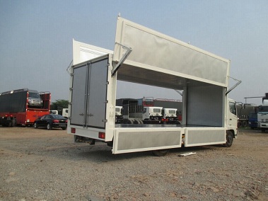 Xe tải Hino FG 9 tấn Thùng Kín Cánh Dơi