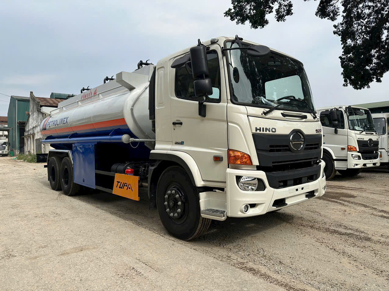 XE TẢI HINO FM8JN8A 15 TẤN CHỞ XĂNG DẦU 18 KHỐI