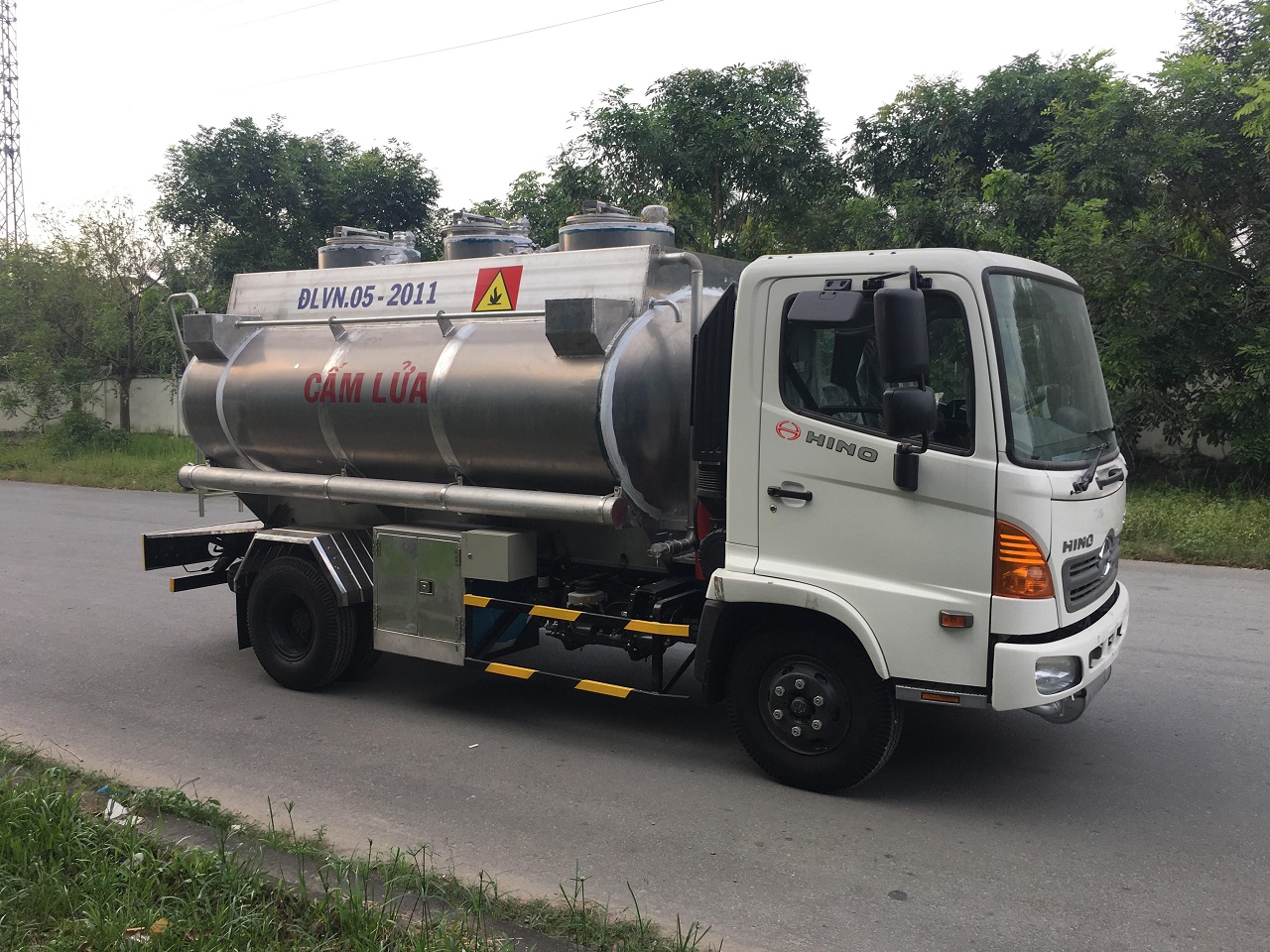 Xe xi téc chở xăng dầu Hino 8 khối